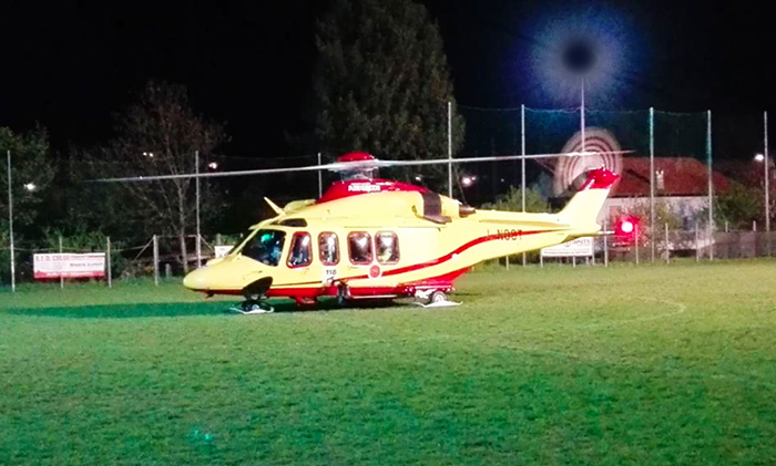 L'elicottero del 118 al campo sportivo di Premosello per l'abilitazione all'atterraggio notturno