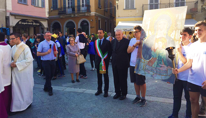 Tantissimi giovani a Domo per la veglia delle Palme con il Vescovo. Video e foto