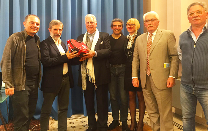 Un defibrillatore in dono dalla famiglia Pagani all'Istituto Rosmini in memoria di Tranquilla Pezzoli. Video