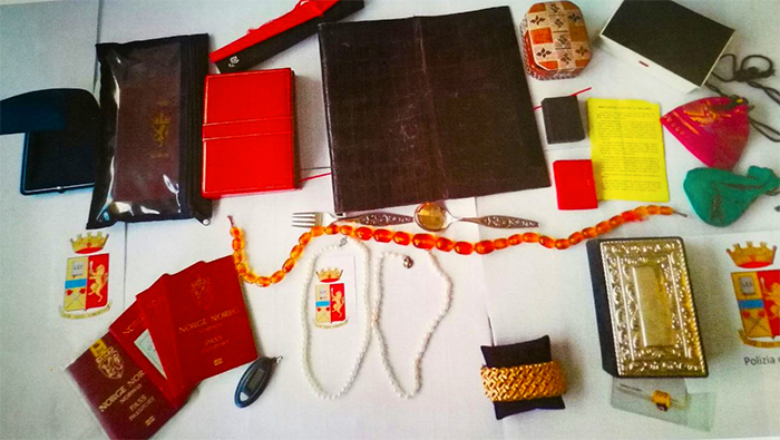 Rubano in una casa e scappano in moto. Braccati dalla polizia abbandonano la refurtiva e fuggono