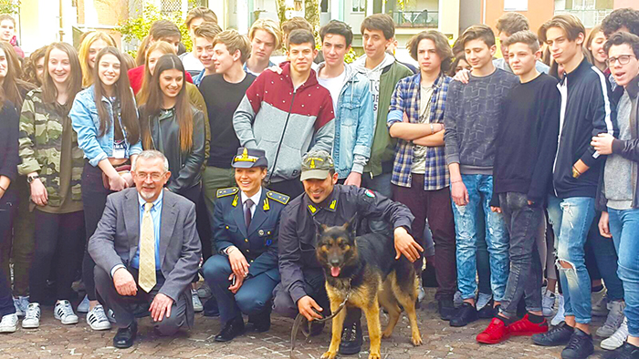 “Lezione” con le unità cinofile della Finanza al Liceo Spezia: dimostrazione teorica e pratica. Video