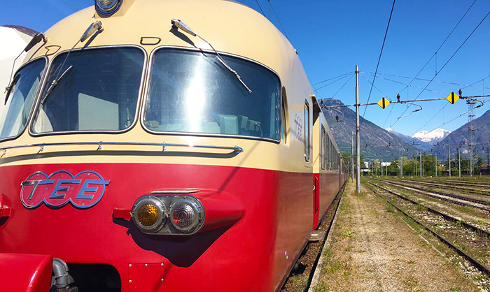 In stazione il Trans Europ Express, in viaggio promozionale da Berna a Domo. Foto