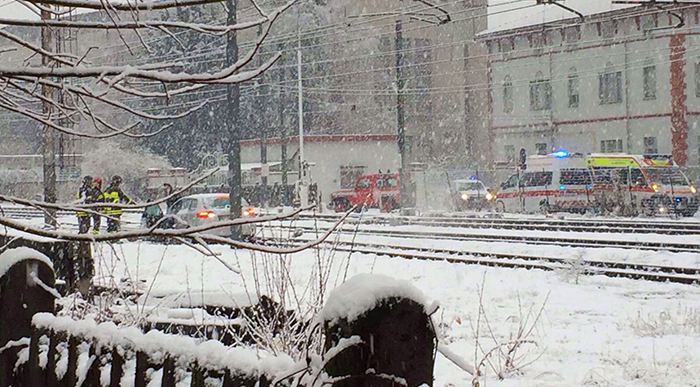 Panico a Villa: auto bloccata sui binari del treno. Arrivano i Vigili del fuoco. Foto