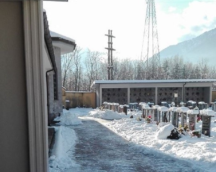 A Cosasca gli amministratori spalano la neve degli ingressi degli edifici  pubblici