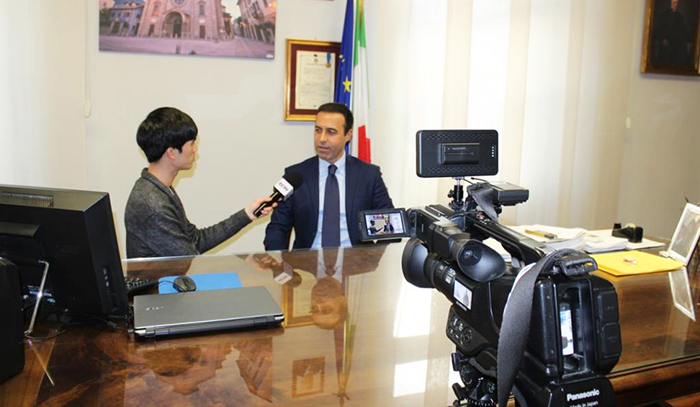La televisione cinese intervista Lucio Pizzi per la "campagna antidegrado". Foto