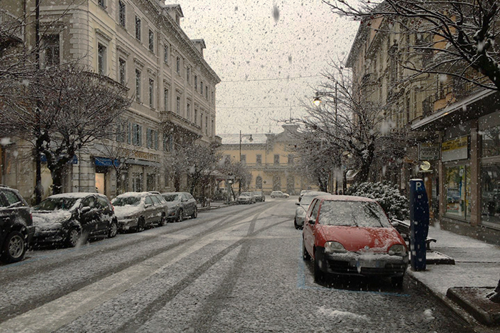 Nevica! Le stazioni sciistiche fanno il pieno, in pianura pochi disagi