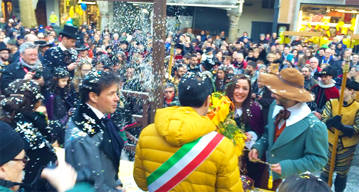E' Carnevale! Le chiavi di Domo al Togn ed alla Cia. Video con gli sbandieratori. Foto