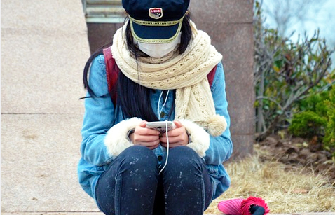 ragazza sola cellulare