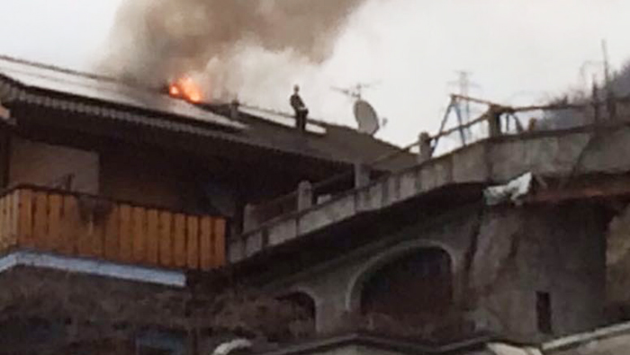 Tetto in fiamme ad uno chalet in legno di Cardezza