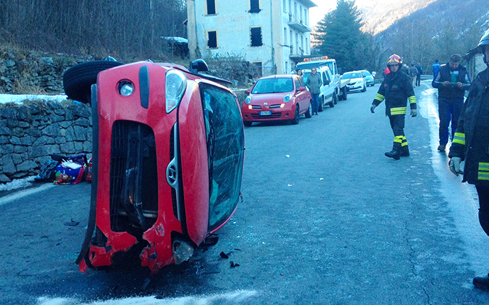 Una ragazza alla guida dell'auto cappottata a Crodo