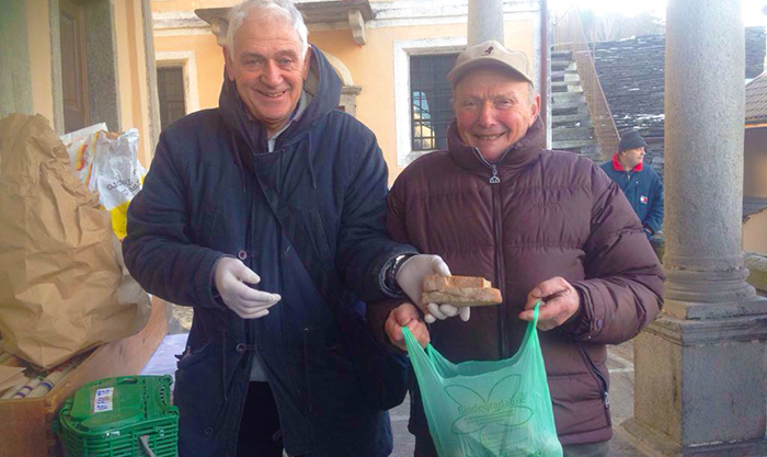 Cardezza: il pane benedetto distribuito ai fedeli. Video e foto