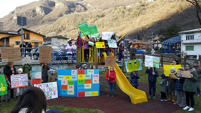 Premosello, bambini e adulti in corteo: “vogliamo il parco giochi” (foto e video)