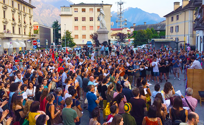 La piazza dice "No" a Pizzi ed alle sue richieste: "Diritti delle persone la cosa più importante". Foto e video