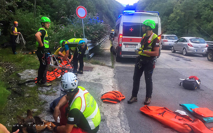 Scivola per venti metri e si sfracella sul greto del Bogna. Pescatore varesino portato al Dea. Foto