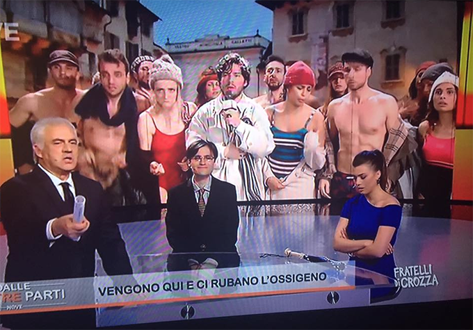 Crozza colpisce ancora, piazza Mercato sullo sfondo