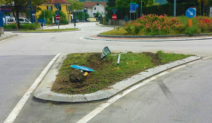 Dritto alla rotonda della tangenziale. Auto travolge i cartelli