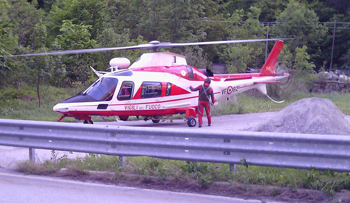 Scivola nel torrente e sbatte violentemente. Grave, portato in elicottero al Dea