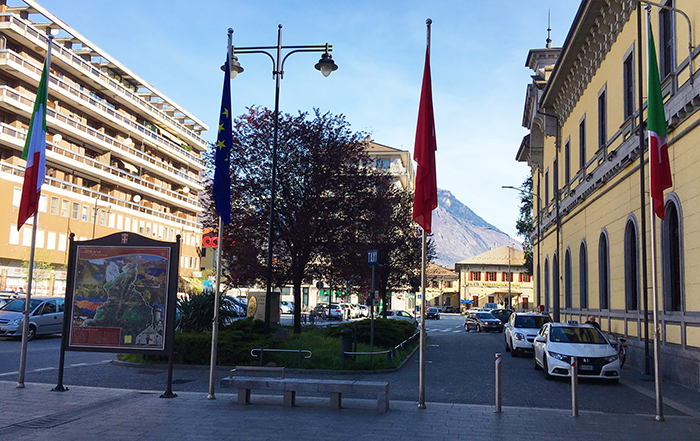 Bandiere in stazione, via quella della Pace, del Vco e del Perù