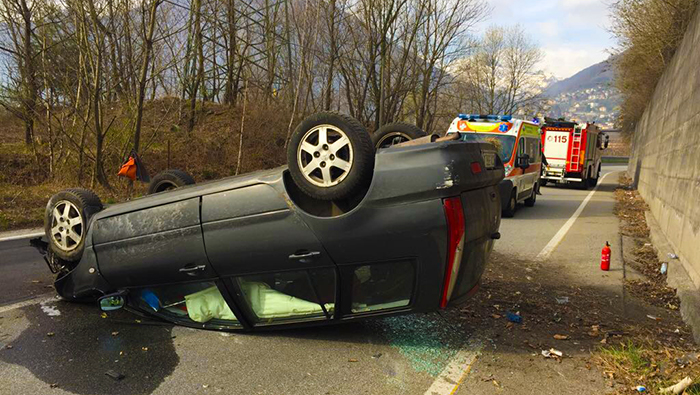 Auto si cappotta, conducente illeso. Foto