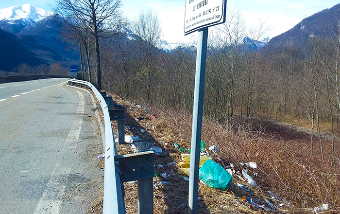 Superstrada dell'Ossola: non solo buche... Le piazzole di sosta sono come discariche. Fotogallery