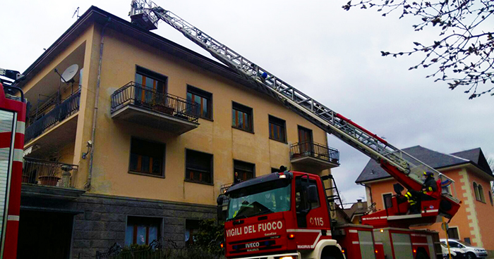 Incendio ad un camino di Cosasca, arrivano i vigili del fuoco
