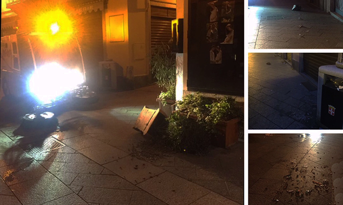 Domo: fioriere rovesciate e bottiglie rotte in terra nella notte di Halloween. Foto