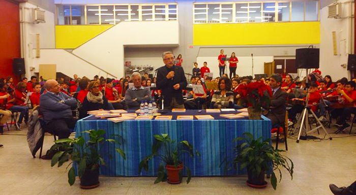 Donati 300 volumi del libro Cantar storie alla scuola Media di Domo. Video