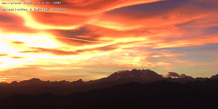Ecco i video time lapse dello spettacolare tramonto di domenica dal Mottarone, rifugio Zamboni e ghiacciaio Belvedere