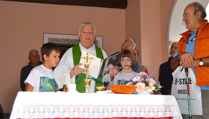 Calasca: omaggio a don Primatesta per tutti gli anni passati insieme. Fotogallery