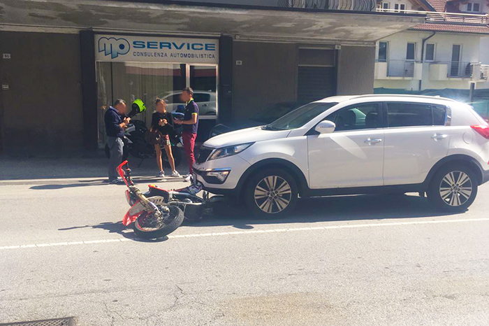 Incidente tra auto e moto. Centauro illeso