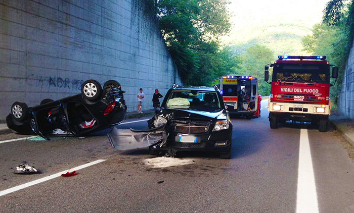 Incidente in superstrada, scontro ed auto cappottata