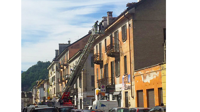 Materiale pericolante sul tetto di un condominio, intervengono i Vigili del fuoco