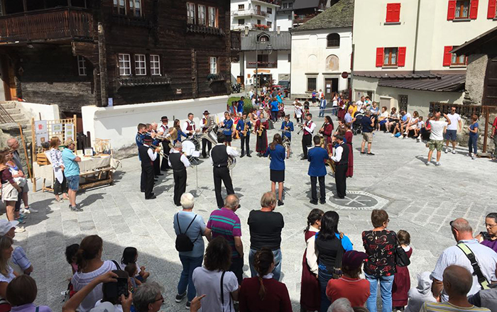 Inaugurata “Dorf Platz” a Formazza. Le tradizioni Walser nell'antica runa incisa al centro. Foto e video
