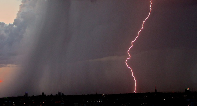 fulmine pioggia lontano