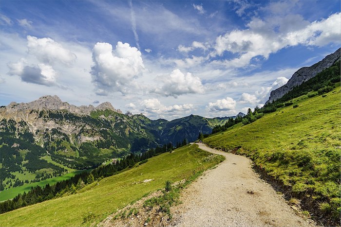 Alpi: Legambiente assegna 15 bandiere verdi per la sostenibilità ambientale, 6 quelle nere
