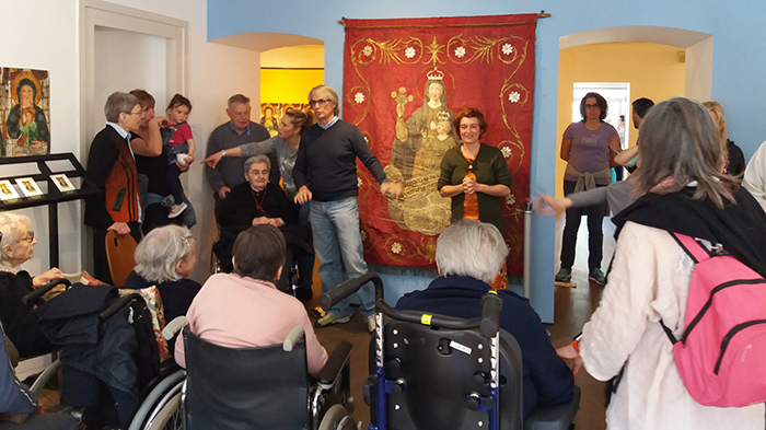 Gli ospiti della Casa di riposo di Re alla mostra dedicata alle immagini della Madonna