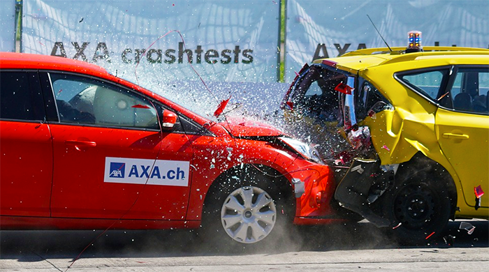 Ticino: crash-test per sensibilizzare i frontalieri all'utilizzo delle cinture di sicurezza posteriori