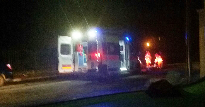 Incidente in via Vittorio Veneto, anziano centra una buca e cade dallo scooter. Portato al Dea