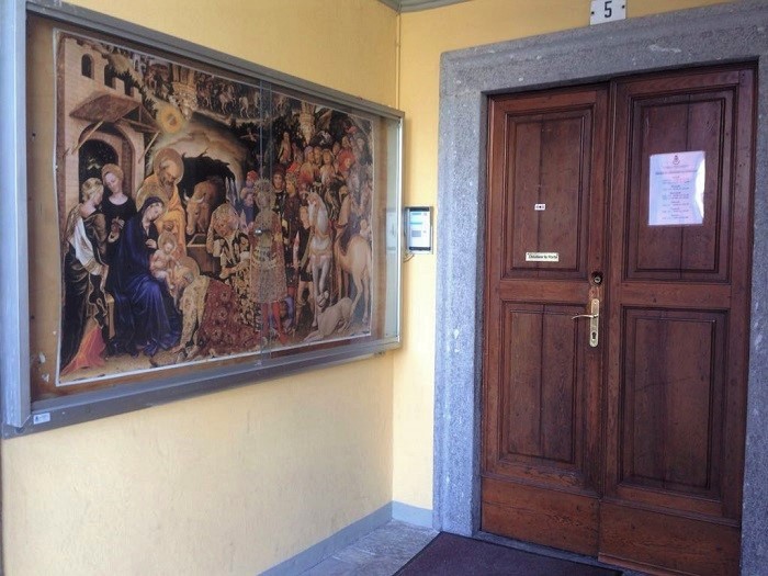 Nella bacheca del Municipio di Beura spunta l'Adorazione dei Magi: "Per tutti i cristiani"