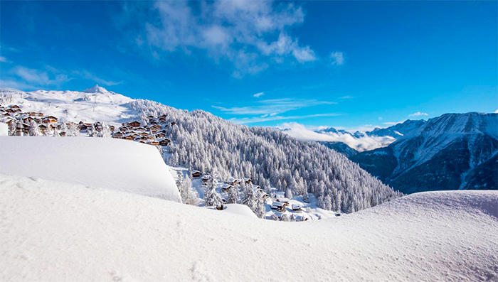 "Gratis pernottamento e colazione a chi spala la neve". Singolare iniziativa di un albergatore vallesano