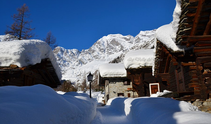 Lo spettacolo del borgo di Macugnaga innevato ed inondato dal sole. Fotogallery