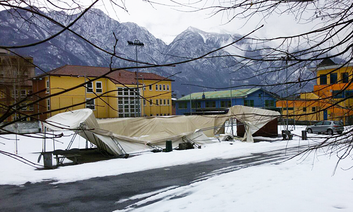 Troppa neve, crolla la tensostruttura all'Oratorio domese