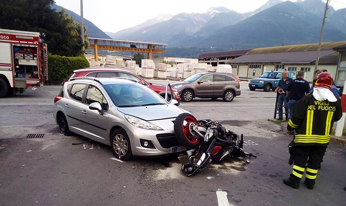 Schianto violento tra moto ed auto, giovane centauro trasportato al Dea
