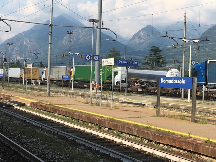 Profughi scoperti in stazione a Domo mentre tentano di salire sui treni Hupac per la svizzera