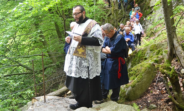 Le Rogazioni a Castiglione con la Confraternita di Santa Marta e il nuovo parroco. Foto