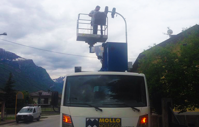 Ecco il "rosso stop", è in funzione nel semaforo della provinciale a Cosasca