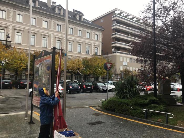 Domo: ammainate, in attesa di sostituzione, le bandiere davanti la stazione 