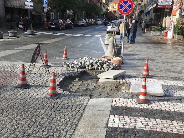 Domo: sistemato l'avvallamento in piazza Matteotti 