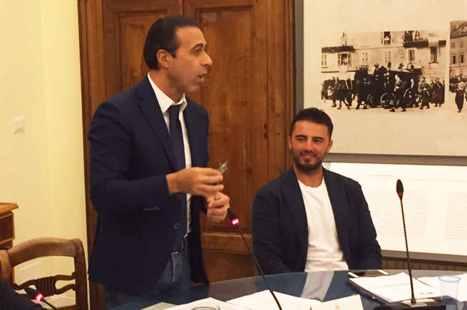  Show di Pizzi, in consiglio con la stella da sceriffo: “Titolo dato ai discendenti di Maometto, significa alto e distinto”