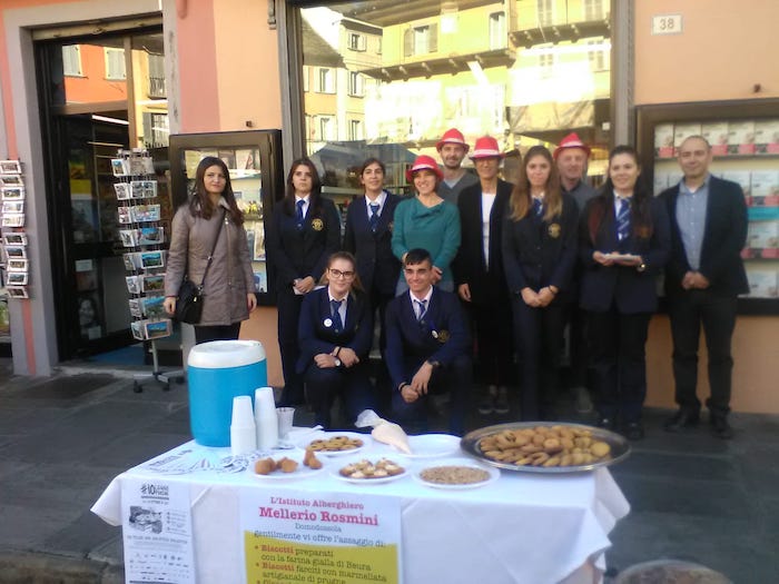 Studenti del Rosmini e libreria Grossi assieme per le biblioteche scolastiche - Video 